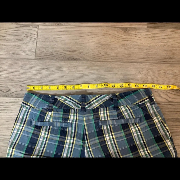 Old Navy Flat Front Plaid Bermuda Shorts Embroidered 6 - Picture 9 of 10